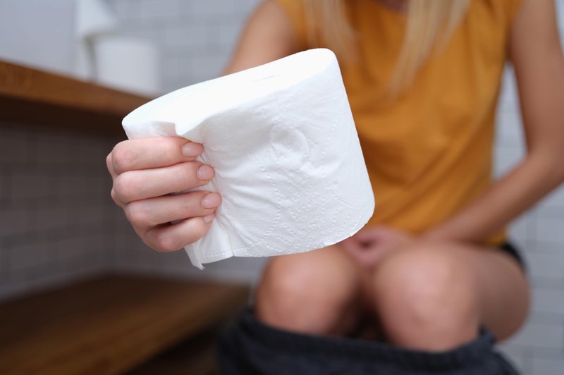 Mnogi mislijo, da je dovolj, če zadnjico preprosto obrišete s toaletnim papirjem ali suhim robčkom, ne da bi jih umili z vodo. (foto: Profimedia)
