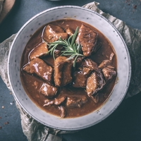 Goveji golaž bo popoln, če nikoli ne izpustite tega koraka: preprost trik, ki poskrbi za nepozaben okus