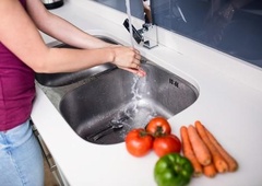 Vodovodar razkriva: "To je najhujša stvar, ki jo lahko odvržete v kuhinjsko korito"