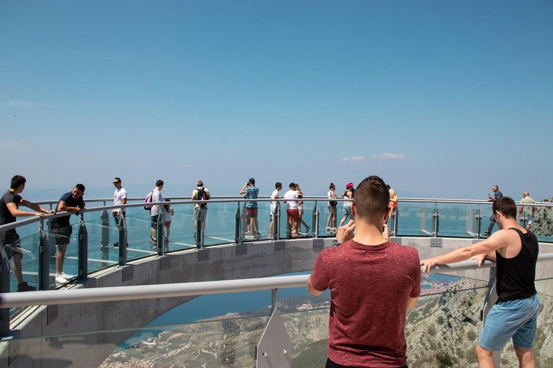 Na gori Biokovo v bližini Makarske se nahaja Skywalk - steklena razgledna ploščad, ki se razteza čez klif in ponuja spektakularen pogled na Jadransko morje in otoke. (foto: Profimedia)