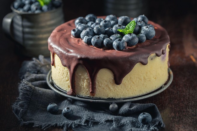 Torta s čokoladno glazuro in borovnicami