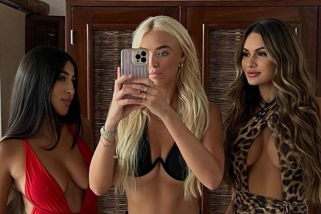 Prijateljice v kopalkah delajo selfie v ogledalu