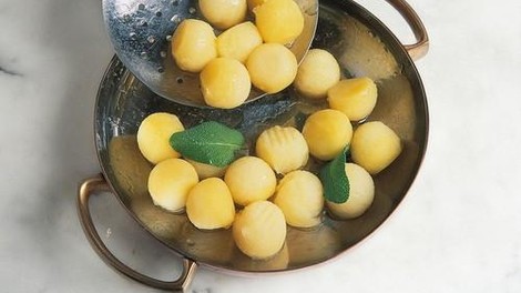 Super trik za popoln krompir: s to preprosto sestavino bo hitreje kuhan in še okusnejši! (Imate jo doma)