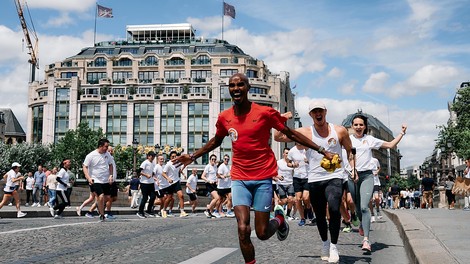 Sir Mo Farah vodil tek po ulicah Pariza