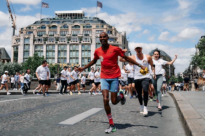 Sir Mo Farah vodil tek po ulicah Pariza