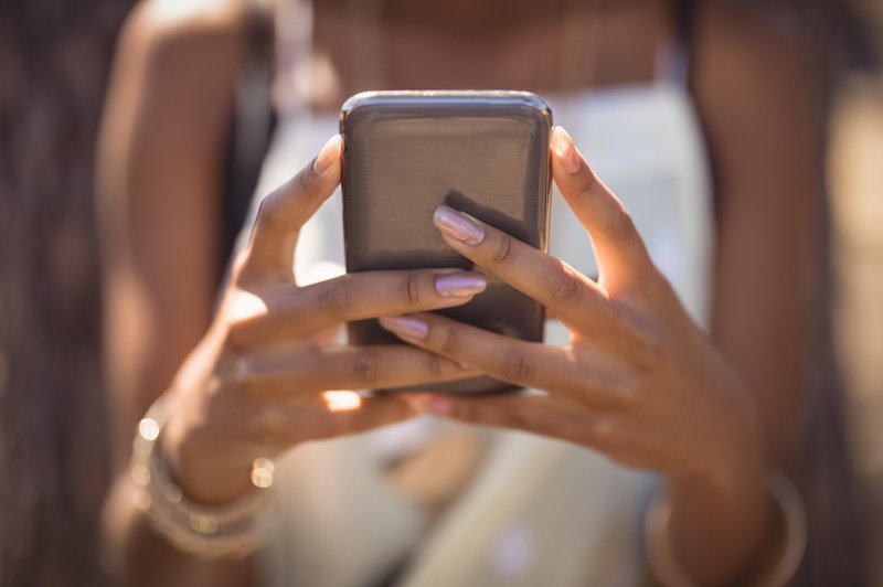 Kako zaščititi telefon pred poletno vročino in preprečiti pregrevanje? (foto: Profimedia)