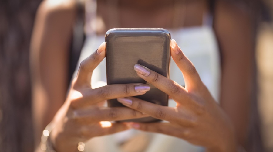 Kako zaščititi telefon pred poletno vročino in preprečiti pregrevanje? (foto: Profimedia)