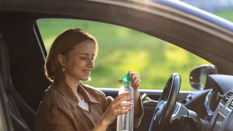 Lahko so zelo nevarne: to je 5 stvari, ki jih v vročini nikar ne puščajte v avtu