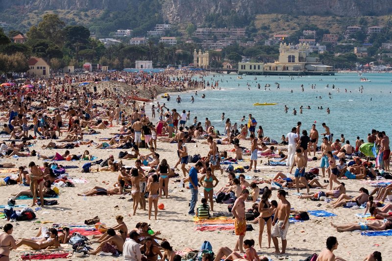 Turisti na Hrvaškem na plažo s seboj nosijo kis: težava, s katero se soočajo, postaja vse večja (foto: Profimedia)