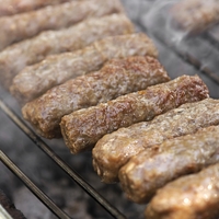 Strokovnjaki analizirali meso v čevapčičih: rezultati so šokirali javnost