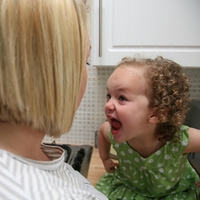 Slikala je moža, kako objema hčerko: ko je pogledala fotografijo, je kar obnemela, čez 2 uri je izvedela nekaj grozljivega