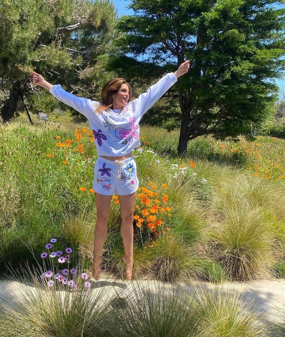 Dvojčki Za dvojčke se začenja desetletje spoznavanja, kaj je v življenju zares pomembno in kaj jih osrečuje. Naslednja leta bodo …