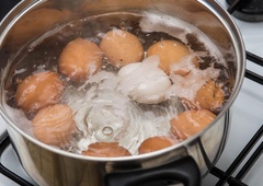 Genialen trik za kuhana jajca: v vodo dodajte rezino limone, rezultat vas bo povsem presenetil