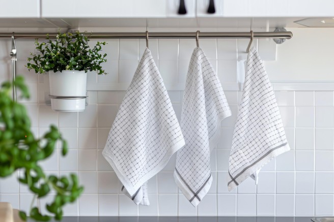 Kuhinjske krpe obešene v kuhinji