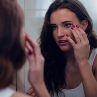 5 dejavnikov, zaradi katerih je ženska videti starejša, kot je v resnici