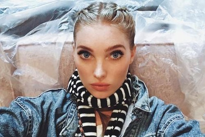 Žalostna mlada ženska dela selfie.