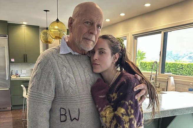 Igralec Bruce Willis objet z žensko.