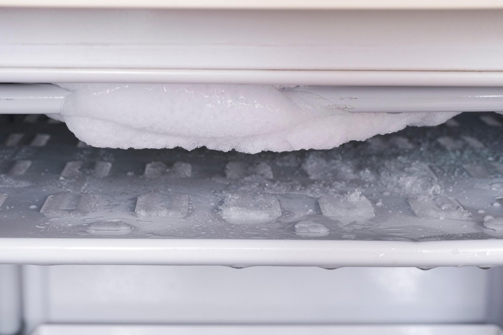 Čeprav imajo novi aparati na trgu danes tehnologijo "no frost", se mnogi še vedno soočajo z nabiranjem ledu. Čiščenje zamrzovalnika …
