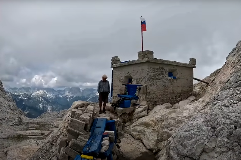 Življenje na robu neba: Slovenec ponudil vpogled v dom, ki stoji 2530 metrov nad morsko gladino (foto: YouTube/Raj na zemlji/posnetek zaslona)