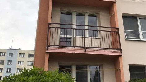 Fotografija stavbe, ki je zaokrožila po družbenih omrežjih: poglejte, kaj je nekdo postavil na balkon