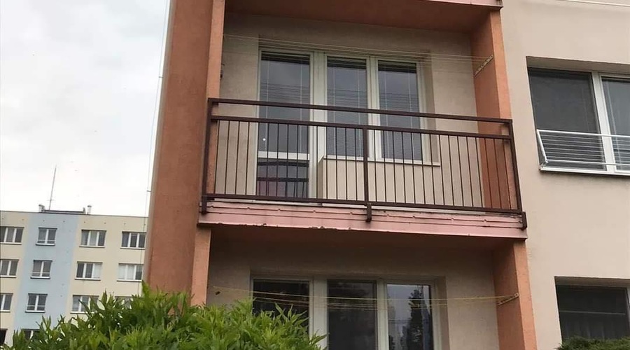 Fotografija stavbe, ki je zaokrožila po družbenih omrežjih: poglejte, kaj je nekdo postavil na balkon (foto: Facebook / Posnetek zaslona)