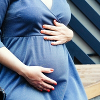 Nosečnice, pozor: tem živilom se raje izognite, saj lahko ogrozijo vas in vašega otroka