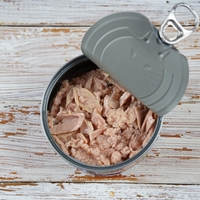 Odprli so 40 let stare konzerve, namesto pokvarjene ribe pa našli nekaj povsem nepričakovanega