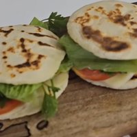 Poceni in enostaven recept, ki ga morate poznati: vreli vodi dodajte jogurt in moko, v hipu boste dobili odličen kruh (VIDEO)