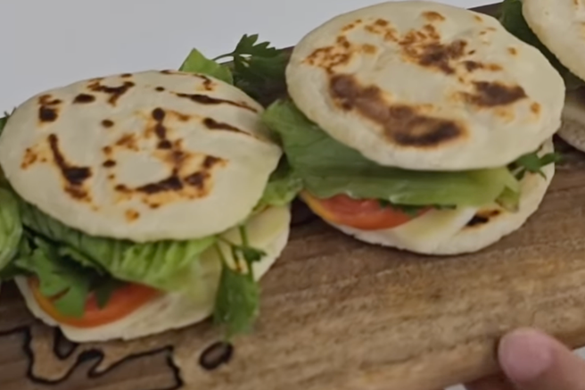 Recept, ki ga poznajo le redki: vreli vodi dodajte jogurt in moko, v hipu boste dobili odličen kruh (VIDEO)