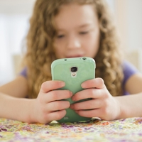 Če želite, da otrok manj uporablja telefon, ga najprej ga odložite sami: resnica, ki jo starši težko sprejmejo