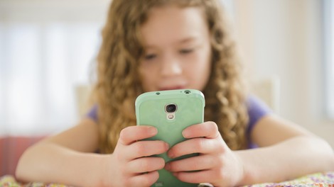 Otrok na telefonu