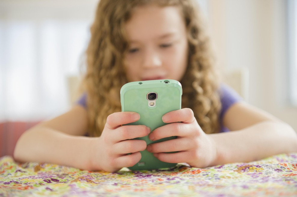 Če želite, da otrok manj uporablja telefon, ga najprej ga odložite sami: resnica, ki jo starši težko sprejmejo (foto: Profimedia)