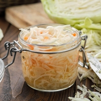 Kislo zelje lahko ostane hrustljavo in okusno vse do poletja: dodajte mu to poceni sestavino