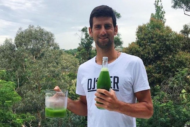Novak Đoković v rokah drži sok iz zelene