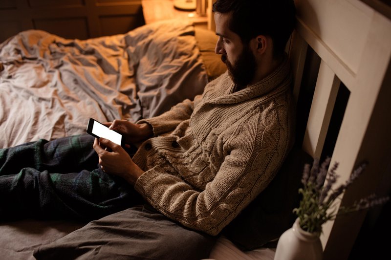 Kaj se zgodi, če imate telefon ponoči blizu postelje? (foto: Profimedia)