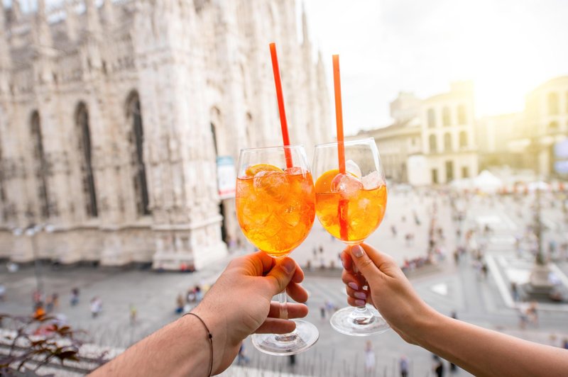 Letos je v trendu jesenska različica priljubljenega Aperol Spritza, tako pa ga enostavno pripravite kar doma (foto: Profimedia)