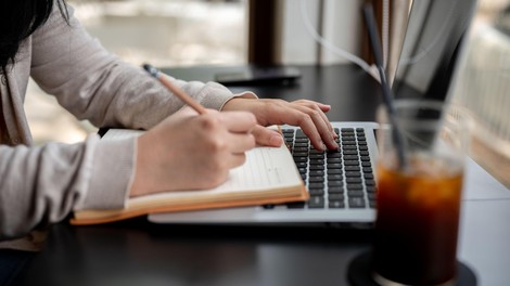 kavarna, delo, prenosnik, natakarji, bonton