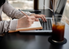 "Uspešen človek ni tisti, ki nenehno dela": znani psiholog odpira oči