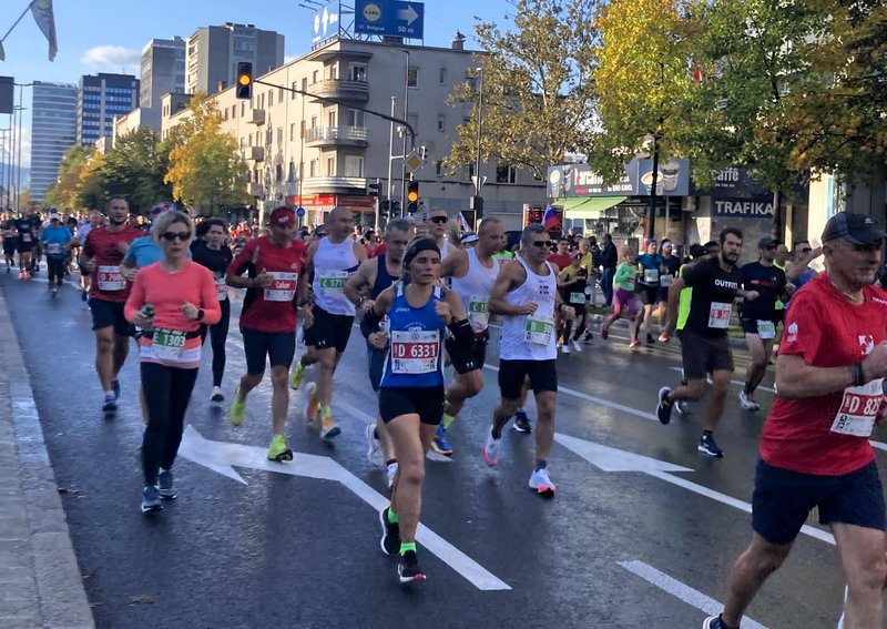 Kako učinkovito regenerirati telo po Ljubljanskem maratonu: Nasveti za aktivno okrevanje in vrnitev k teku