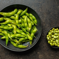 Kaj je edamame in kako ga pripraviti? Vse bolj priljubljen zdrav prigrizek, poln beljakovin