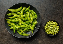 Kaj je edamame in kako ga pripraviti? Vse bolj priljubljen zdrav prigrizek, poln beljakovin