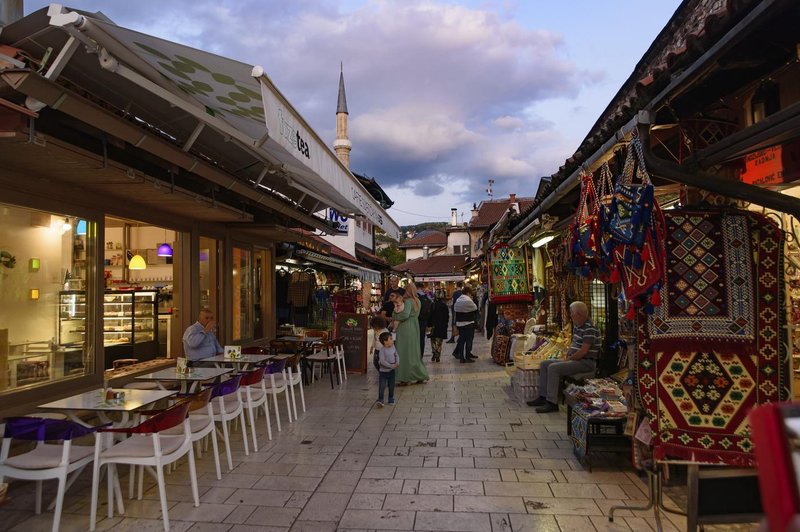 Načrtujte izlet, da izkusite lokalne tržnice, se sprehodite ob reki Miljacki in njenih številnih mostovih ter uživate v osupljivi pokrajini, ki jo ponuja mesto," so še zapisali. (foto: profimedia)