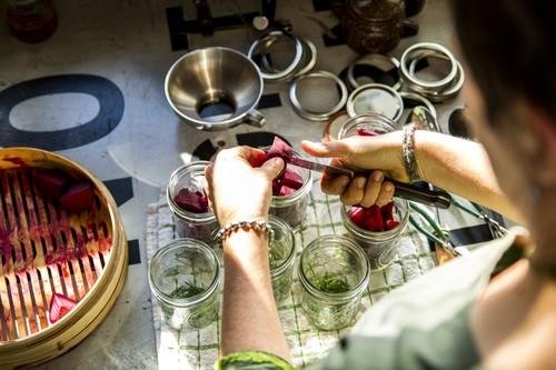 Zdravilni sirup, ki razstruplja jetra, krepi imunski sistem in pomaga zoper slabokrvnost: prve spremembe boste opazili že po tednu dni (RECEPT)