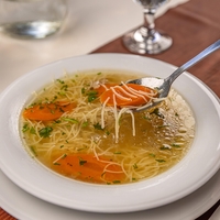 Zakaj je kostna juha tako dobra za zdravje? Nutricionist razkriva, kdaj nam lahko tudi škodi