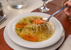 Zakaj je kostna juha tako dobra za zdravje? Nutricionist razkriva, kdaj nam lahko tudi škodi