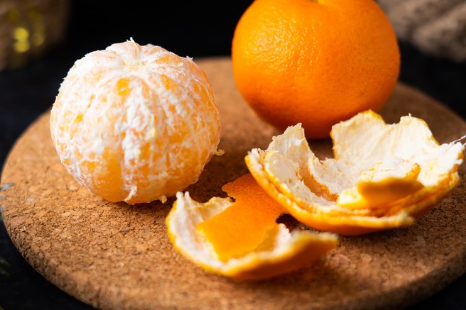 Olupljena mandarina in olupek