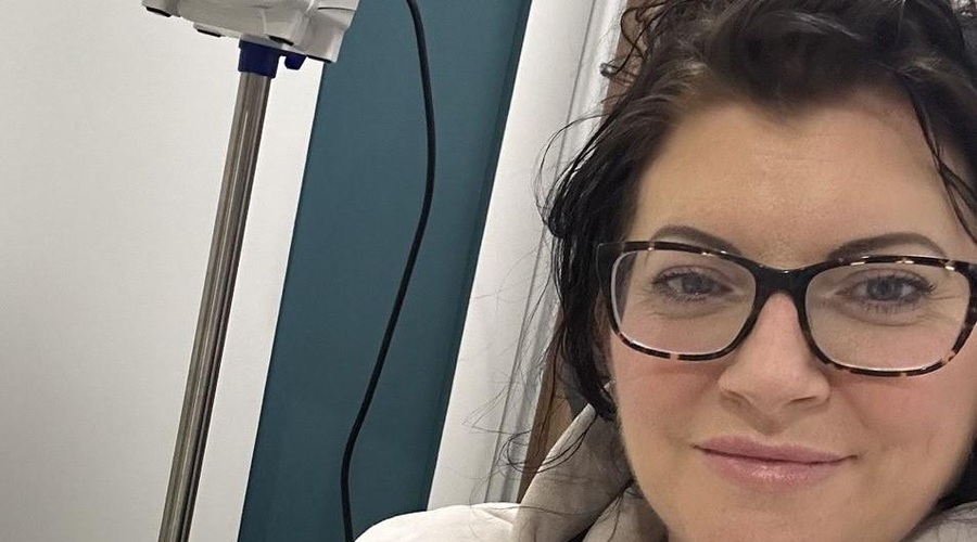 Mati treh otrok, ki zbolela za kožnim rakom pravi, da je temu botrovala usodna napaka, ki jo je naredila v mlajših letih. (foto: Foto: Kennedy News and Media)