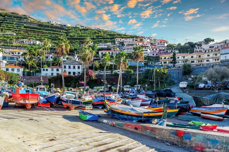 Madeira, ki je blagoslovljena s subtropskim podnebjem, ni zanemarljiva med zimskimi pobegi, saj sonce, dvomestne dnevne temperature in topli oceanski tokovi so standard. (foto: profimedia)