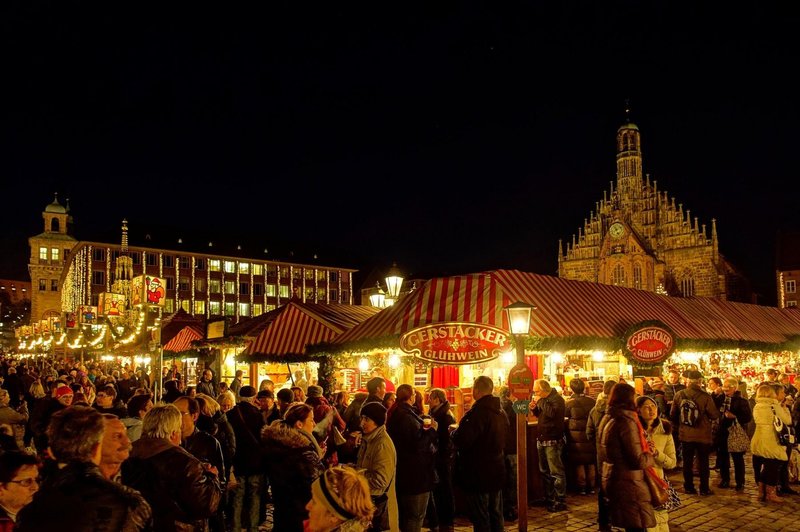 Christkindlesmarkt je znan po tradicionalnih lesenih hišicah, ročno izdelanih okraskih in lokalnih dobrotah, kot so medenjaki (Lebkuchen). (foto: Profimedia)