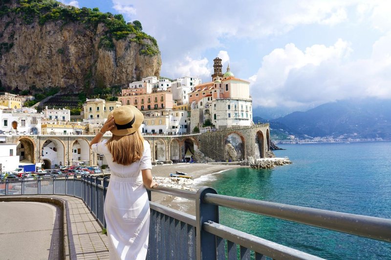 Obvezno se ustavita v mestih Positano, Amalfi in Ravello. Romantičen pridih dodajo osupljive klifi, turkizno morje in italijanski čar. (foto: Profimedia)